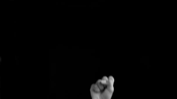 Männliche Hand Erscheint Auf Schwarzem Hintergrund Und Zeigt Zeichen — Stockvideo