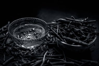 Cam kase su ile Manjistha tozu ve kökleri.