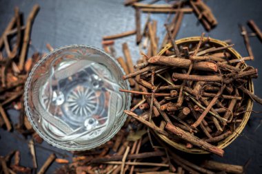 Cam kase su ile Manjistha tozu ve kökleri.