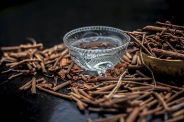 Cam kase su ile Manjistha tozu ve kökleri.