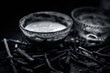 Manjistha toz cam kase su ile karışık