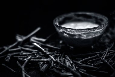 Manjistha toz cam kase su ile karışık