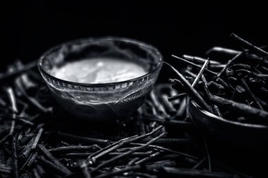 Manjistha toz cam kase su ile karışık