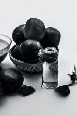 Taze erikle birlikte yüz maskesi biraz erik püresi ve cam şişedeki gül suyundan oluşur..