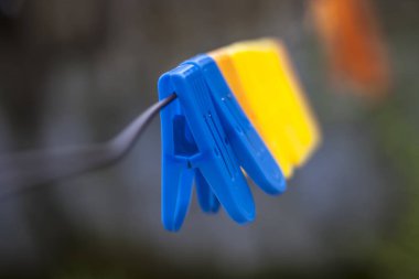 bulanık arka plan ile clothesline asılı clothespins.