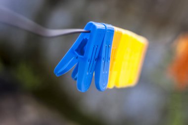 bulanık arka plan ile clothesline asılı clothespins.