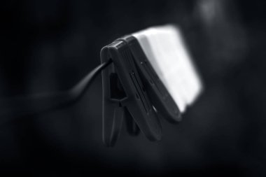 bulanık arka plan ile clothesline asılı clothespins.