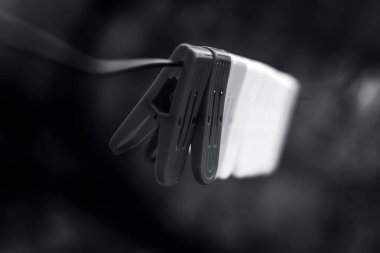 bulanık arka plan ile clothesline asılı clothespins.