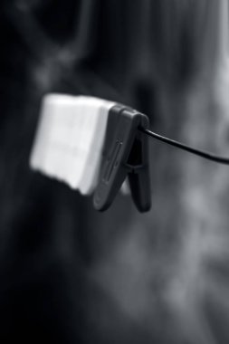 bulanık arka plan ile clothesline asılı clothespins.