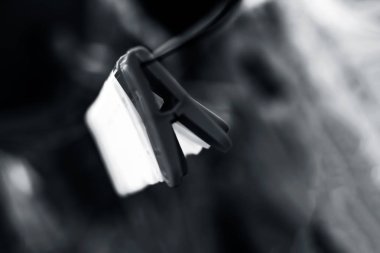 bulanık arka plan ile clothesline asılı clothespins.