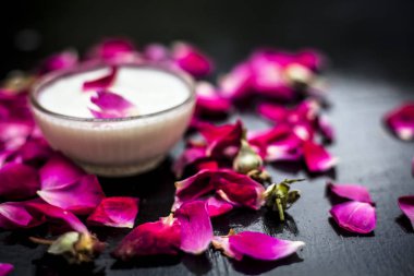 krem ve gül yaprakları ile yüz maskesi