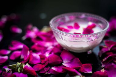 krem ve gül yaprakları ile yüz maskesi