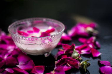 krem ve gül yaprakları ile yüz maskesi