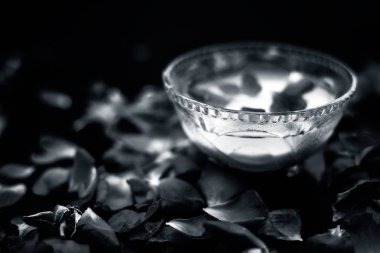 krem ve gül yaprakları ile yüz maskesi