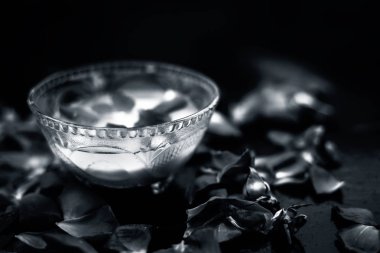 krem ve gül yaprakları ile yüz maskesi