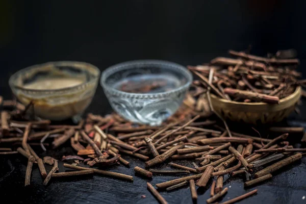 Manjistha Polvo Raíces Con Agua Tazón Vidrio — Foto de Stock