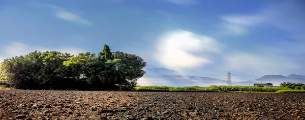 Рано Вранці Довгий Експозиційний Знімок Ландшафту Горою Хмарами Електричною Вежею — стокове фото