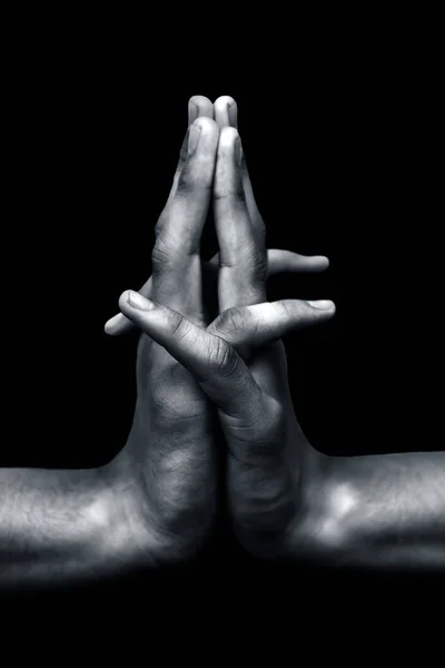 黒い背景に2人の男性の手 — ストック写真