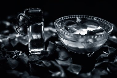 Cam kaselerde gül sütü ve zeytinyağından oluşan yüz bakımı