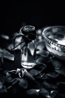 Cam kasede gül sütü, süt kremi ve zeytinyağından oluşan yüz bakımı 