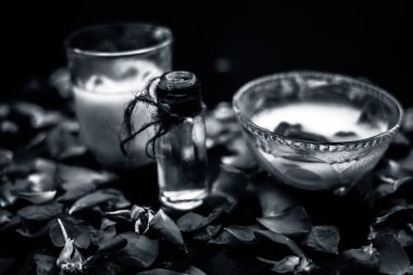 Cam kasede gül sütü, süt kremi ve zeytinyağından oluşan yüz bakımı 