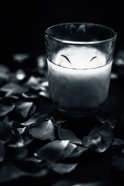 Verse Melk Gemengd Met Rozenwater Glazen Kom Houten Ondergrond Met — Stockfoto