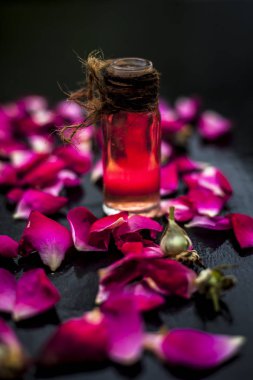 Şeffaf cam şişede gül yağı. 