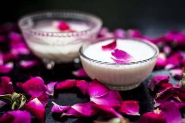 Gül yapraklı kremalı maskeler.