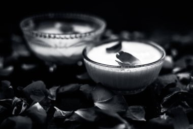 Gül yapraklı kremalı maskeler.