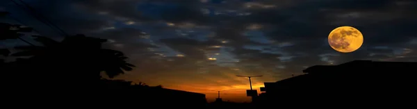 Weitwinkel Hochauflösende Sonnenuntergangsaufnahme Oder Sonnenaufgangsaufnahme Mit Sonne Unter Dem Horizont — Stockfoto