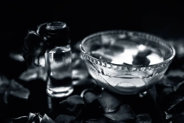 玻璃碗里的玫瑰牛奶和橄榄油 — 图库照片