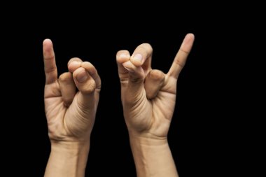 Bir çift erkek el siyah arka planda Mahasirs Mudra yapıyor. 