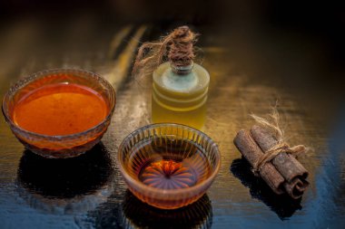 Tahta yüzeydeki bal rengi saç maskesi malzemeleri.