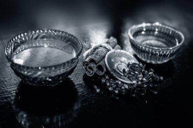 Tahta yüzeydeki bal rengi saç maskesi malzemeleri.