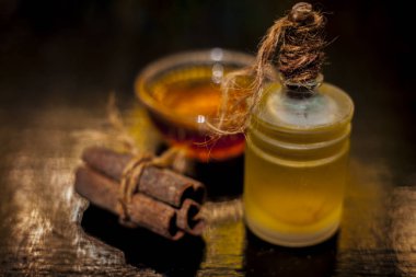 Tarçın çubukları, mini şişede yağ ve çay.