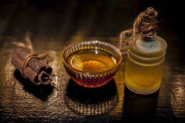 Tarçın çubukları, mini şişede yağ ve çay.