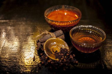 Tarçın tozu maskesi, çay ve karanfil.