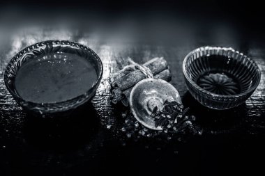 Tarçın tozu maskesi, çay ve karanfil.