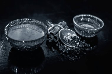 Tarçın tozu maskesi, çay ve karanfil.