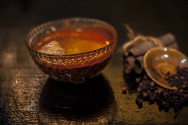 Mini cam kasede servis edilen tarçın tozu maskesi.