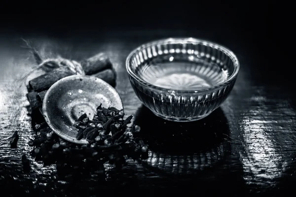 Tee Mini Glasschüssel Und Nelken Serviert — Stockfoto