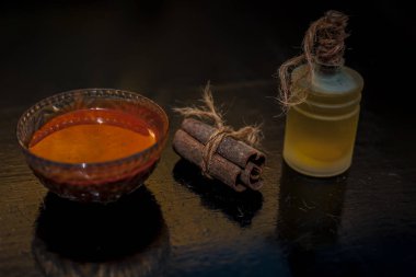 Masada yağlı tarçın maskesi