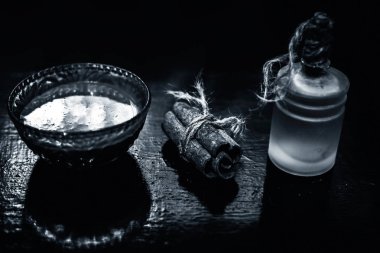 Bir kase tarçınlı çay ve su.