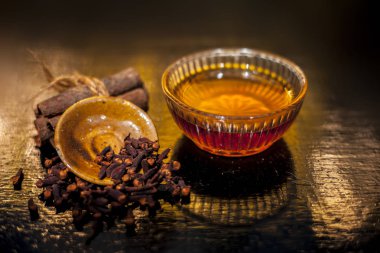 Küçük tabakta karanfilli çay.