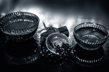 Tarçın, ballı saç maskesi ve cam kaselerde su.