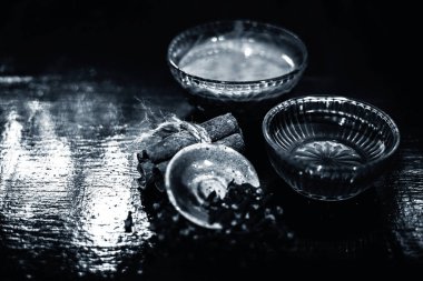 Tarçın, ballı saç maskesi ve cam kaselerde su.