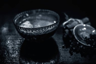Cam kasede tarçın ve bal rengi saç maskesi 