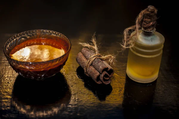 Máscara Canela Com Óleo Garrafa Mesa — Fotografia de Stock