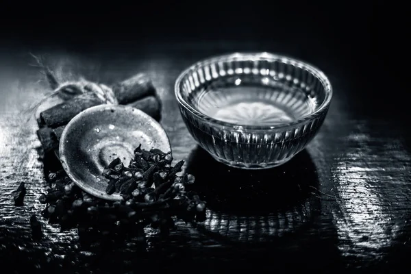 Tee Kleiner Glasschale Und Nelken Auf Dem Tisch — Stockfoto