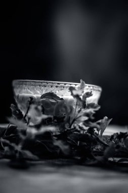Fesleğenin taze Ayurvedik yüzü cam kasede yapraklar 